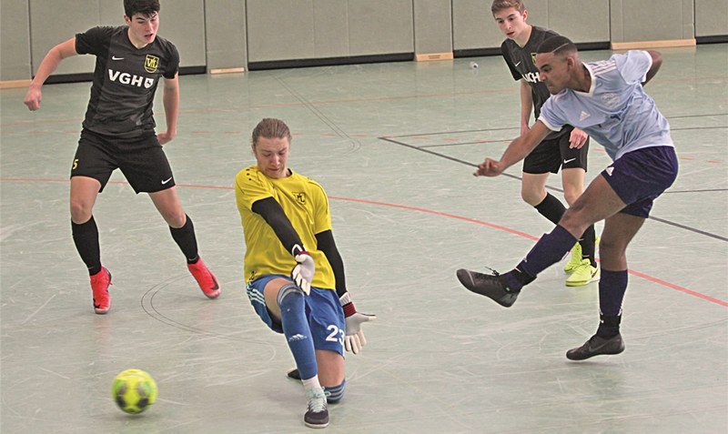 Bei der Niedersachsen-Meisterschaft der A-Junioren im Futsal, die in Walsrode ausgetragen wurde, landeten der VfL Westercelle (dunkle Trikots) und die JSG SCU Salzgitter (beim Schuss) auf den Plätzen vier und fünf. ho