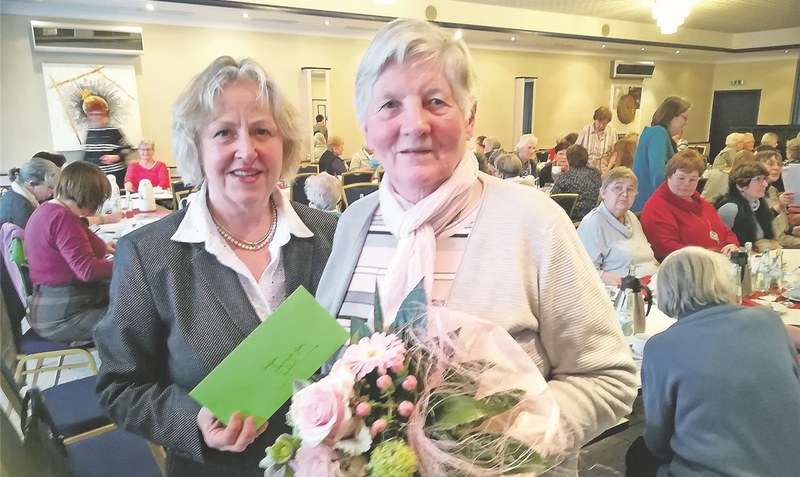 Annegret Grenzdörfer (links) überreicht Ortsvertrauensfrau Margarete Graas Blumen und einen Gutschein. red