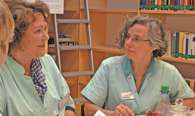 Hilfe für jene, die Hilfe wollen: Susanne Zschätzsch (rechts im Bild) und Beate Exner, Grüne Damen am Heidekreis-Klinikum in Soltau. red