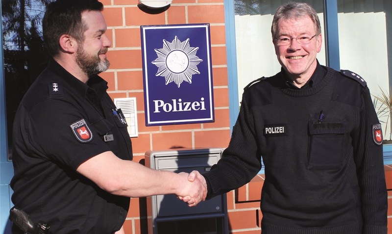 17 Jahre Dienst in Rethem, seit 1979 bei der Polizei: Manfred Kröger (rechts), hier mit seinem Kollegen Frank-Michael Müller, ist vielen Menschen an der Aller als “ihr” Polizist bekannt.sw