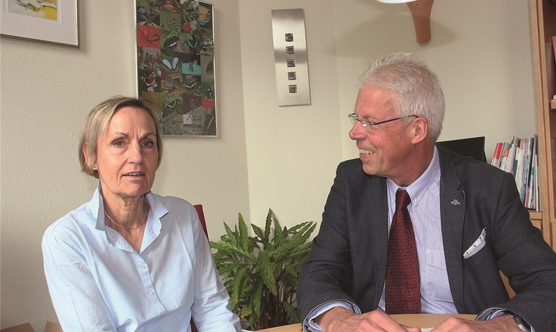 Nach 27 Jahren verlässt Annette Engler, hier mit VHS-Leiter Thomas Otte, die Volkshochschule Heidekreis. Rechts der Artikel, der zu ihrem Dienstantritt in der WZ erschien.rh/Archiv