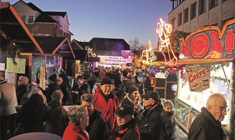 Gut besucht: Der Weihnachtsmarkt entlang der Vogteistraße in Bad Fallingbostel. Fotos: Dirk Meyland (3)