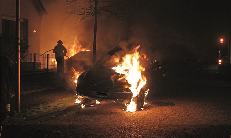 Alarm um kurz nach Mitternacht: Ein BMW stand auf einem Privatgrundstück in Flammen, ein Volvo brannte auf der Straße.Foto: Feuerwehr