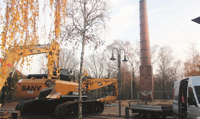 Mit schwerem Gerät wurde der Schornstein am Montagvormittag abgerissen. Fotos: Hillmann