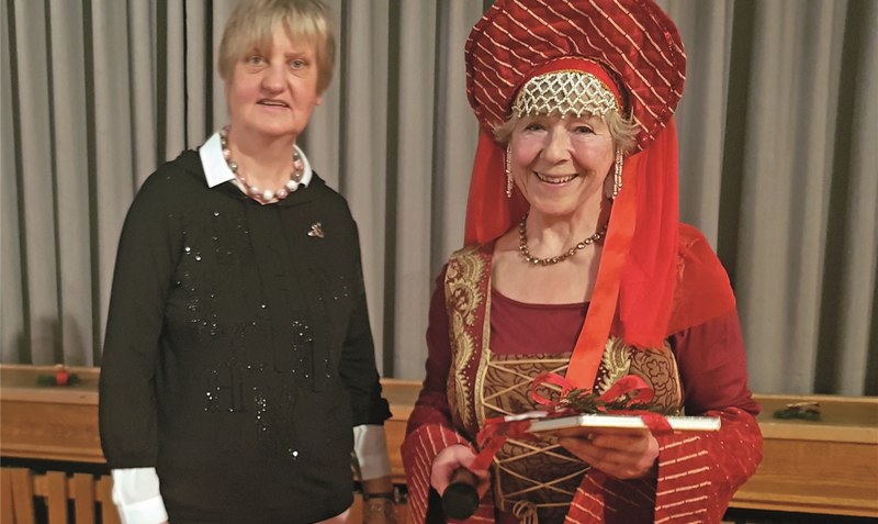 Dorothee Kappenberg (l.) begrüßte Märchenerzählerin Frauke van Ginneken bei der Weihnachtsfeier der Walsroder Landfrauen. Foto: Landfrauen