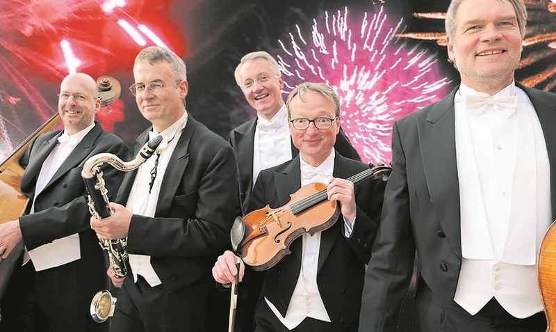 Ein Musikalischer Start in das neue Jahr: Die fünf Künstler des Kaffeehaus-Orchesters werden unter anderem den Donauwalzer präsentieren. Foto: Bremer Kaffeehaus-Orchester