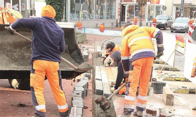 Bordsteine bald barrierefrei: Die Auswirkungen der kleinen Baustelle in Höhe Scharnhorststraße sind für Verkehrsteilnehmer gewaltig ... Foto: Meyland