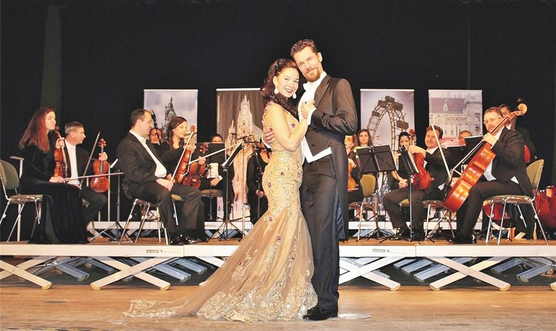 Elisabeth Jahrmann und Michael Weiland begeistern das Publikum mit ihren gesanglichen Fähigkeiten beim Neujahrskonzert der “Wiener Strauss Symphoniker”.Foto: MACC Management