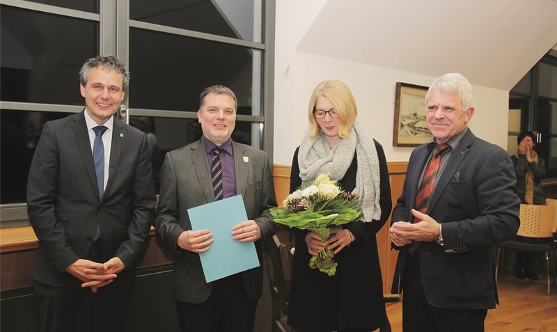 “Ein Vorbild für junge Menschen”: Das Bild zeigt (von links) Stadtdirektor Cort-Brün Voige, Preisträger Frank Heuer, Jana Heuer und Bürgermeister Frank Leverenz. Foto: Dirk Meyland