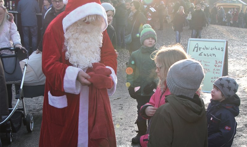 Große Augen machten die Kinder, als der Weihnachtsmann vorbeischaute.Foto: Langemeyer