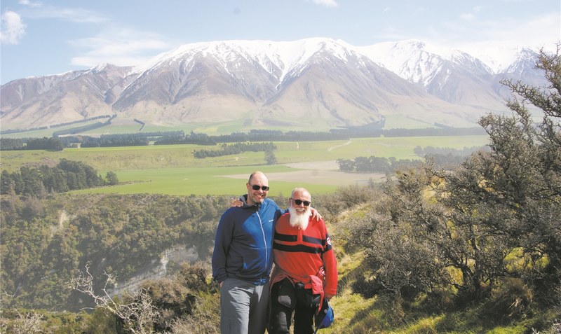 Nach 14 Jahren kann Robert Dartmann seinen Sohn Andreas wieder in die Arme schließen - und zwar in Neuseeland.Fotos: privat