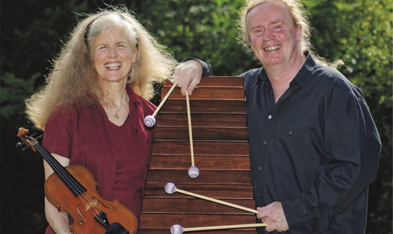 Orbis Duo: Page Woodworth spielt Violine, Matthias Krohn ist an der Marimba zu hören.red