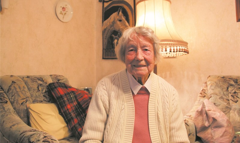 Kreuzworträtsel, viel Bewegung und Telefonate mit ihren Freundinnen: Johanne Voß hat mit ihren fast 100 Jahren viel zu tun und hält sich dadurch fit. Foto: Hachmeister