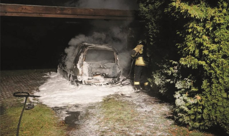 Mit Schaum gelöscht: Ein Auto war unter einem Carport in Brand geraten. Foto: Feuerwehr Heidekreis