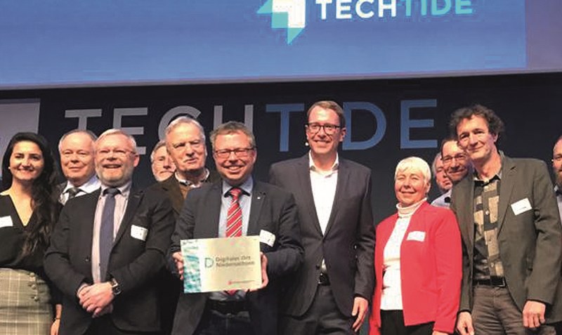Feierlicher Moment: Die Glasfaser-Initiative erhält auf der Messe “Techtide” in Hannover die Auszeichnung “Digitaler Ort”. Foto: privat