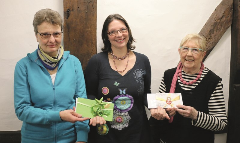 Gutscheine: WZ-Mitarbeiterin Heike Hauptmeier (Mitte) überreichte den Gewinnerinnen Andrea Bergmann (links) und Anna Marianne Sidenstein-Berwig (rechts) die ihre Preise.Foto: Kristin Müller