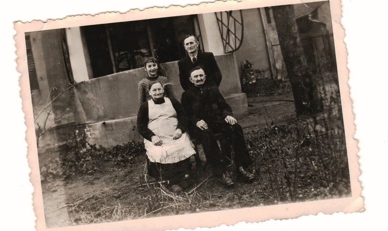 Das Bild zeigt Otto Jochade (rechts hinten) mit seinen Eltern Ida und Friedrich Jochade (sitzend) sowie seiner Nichte Bärbel Hille im brandenburgischen Niederlehme im Jahr 1951. Fotos: Privatsammlung Jochade