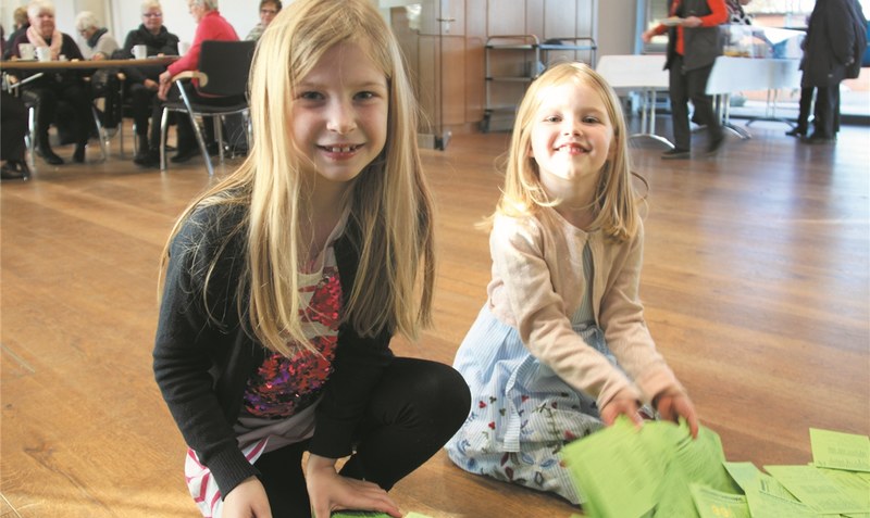 Die kleinen Glücksfeen bei der Arbeit: Lenia (links) und ihre Schwester Thale (rechts) ermittelten die Gewinner.Fotos: Hachmeister
