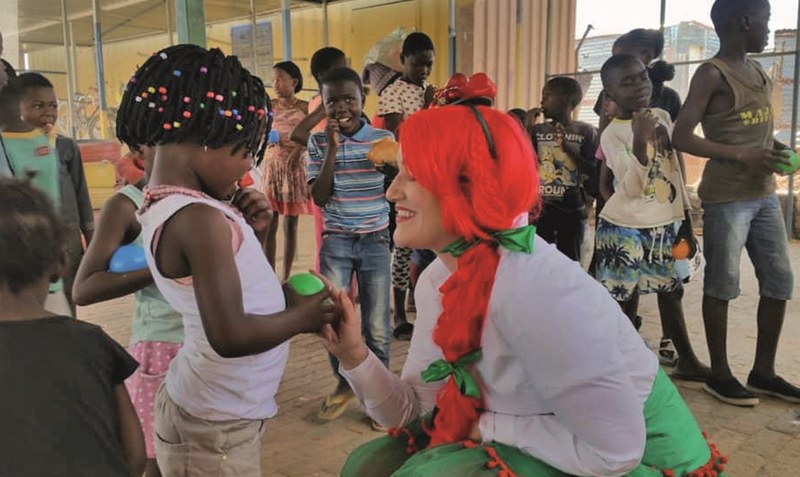 Momente der Glückseligkeit: Claudia Dalchow ist extra aus Deutschland angereist, um Initiatorin Jana Marie Backhaus-Tors zu unterstützen. Gemeinsam führten sie ein Theaterstück über das Thema Schenken auf und überreichten an die namibischen Kinder Präsente (oben). Das Bühnenbild, die Kostüme, die kleinen Geschenke konnten dank Spenden finanziert werden. Fotos: Fun Factory Namibia
