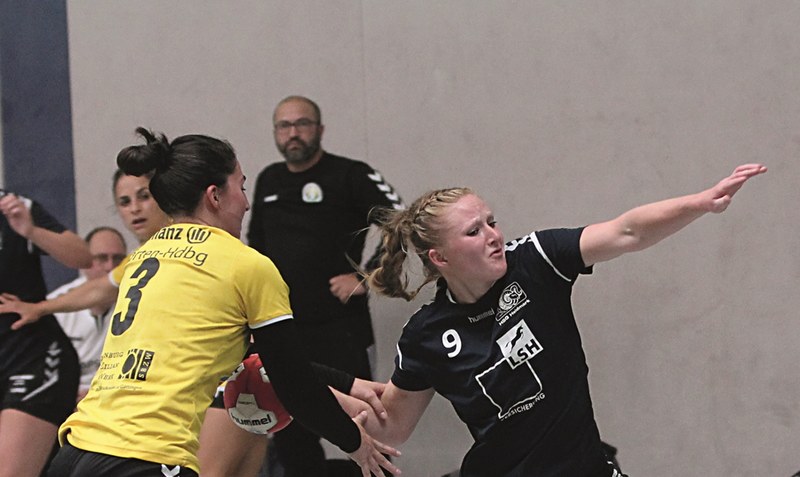 Die Heidmarker Handballerinnen (Bild: Julia Reinefeld am Ball) gewannen beim TV Hannover-Badenstedt II hoch mit 38:28-Toren. Archivfoto: H. Oetjen