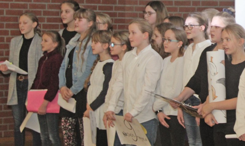 Musik und Mode: Der “Kleine Chor” um Musiklehrer Martin Pape sorgte beim Neujahrsempfang für das Rahmenprogramm.