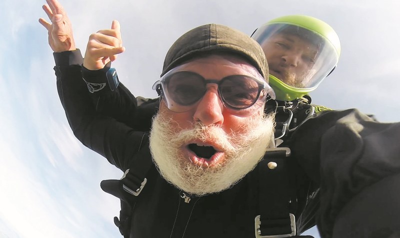Ein Sprung aus 4000 Metern Höhe: Gemeinsam mit einem Instruktor erlebt Robert Dartmann 30 Sekunden freien Fall.Fotos: Privat
