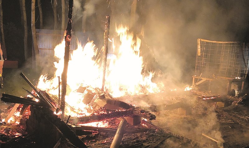 Der brennende Schuppen sorgt für Trubel am frühen Morgen in Hodenhagen.Foto: Feuerwehr Hodenhagen