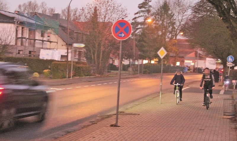 Ohne Licht unterwegs: Polizisten informierten Schüler an der Rethemer Hainholzstraße, dass auch Fahrradsicherheit ein wichtiger Baustein im großen Komplex sicherer Schulweg ist. Fotos: Meyland