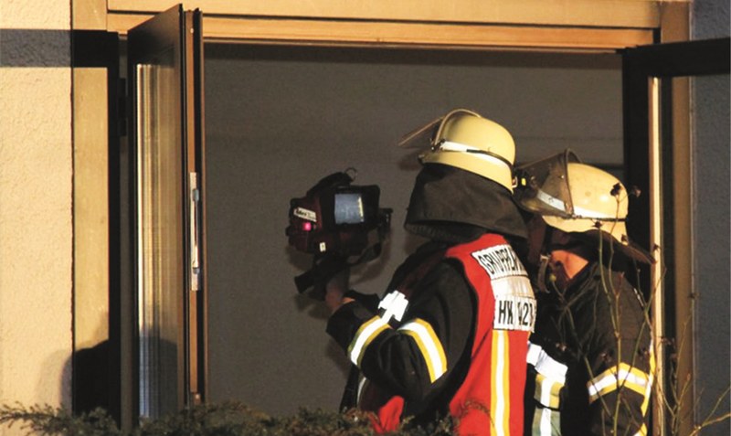 Kontrolle: Die Räume wurden nach der Brandbekämpfung noch mit einer Wärmebildkamera untersucht.Foto: Feuerwehr