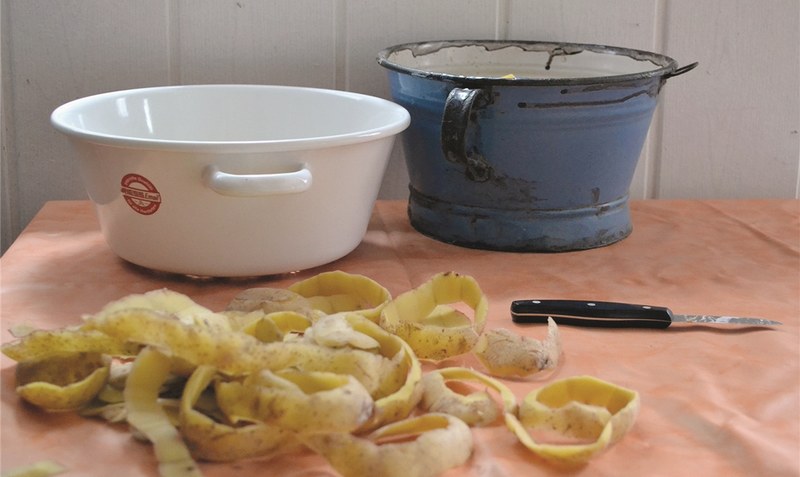 Ob für Suppe, Puffer oder in Butter mit Salz und Petersilie: Kartoffeln schälen - eine meditative Tätigkeit.Foto: Anke Weber