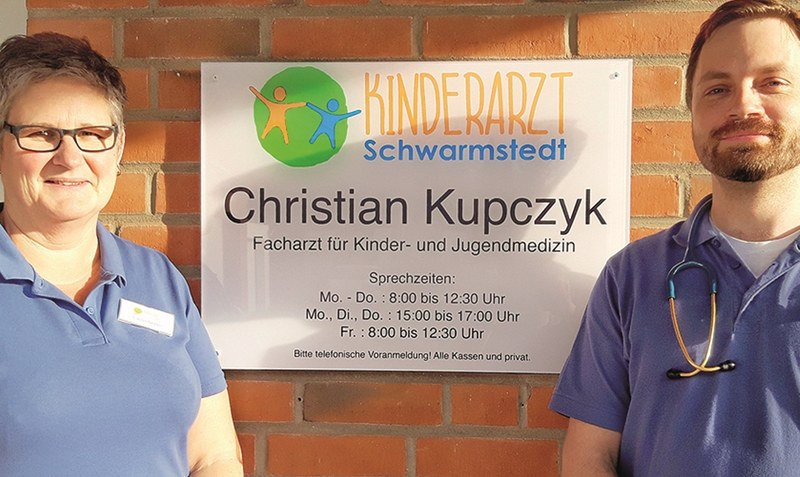 Neu in Schwarmstedt: Kinderarzt Christian Kupczyk, hier mit Mitarbeiterin Carina Stuschenko-Nieber. Foto: privat