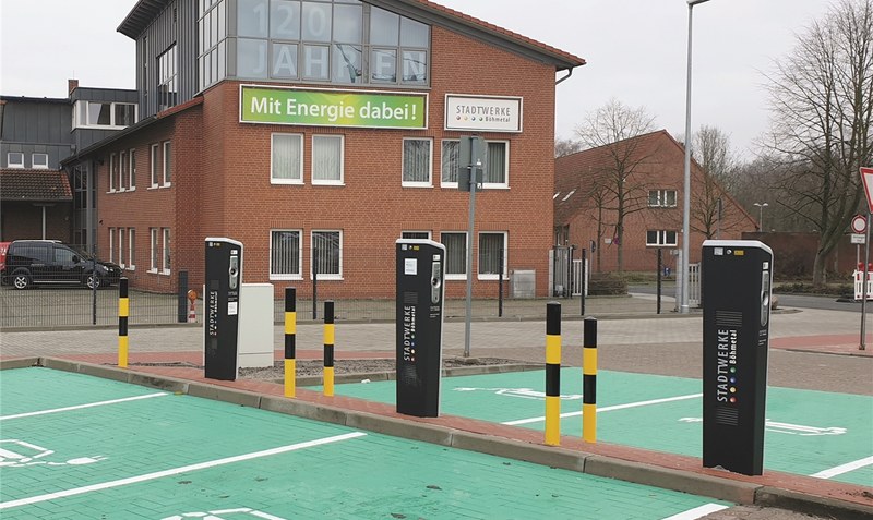 Für E-Autofahrer: Insgesamt sechs neue Ladeanschlüsse sind auf dem “Postparkplatz” entstanden.Foto: Stadtwerke Böhmetal