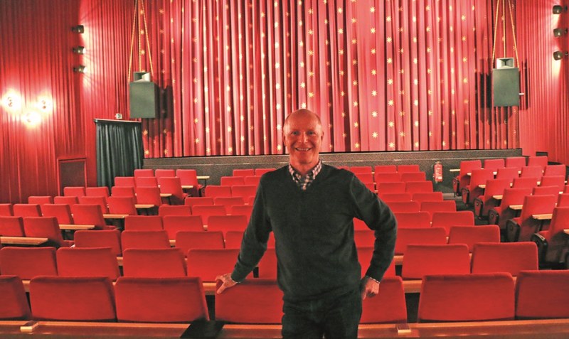 Große Renovierung steht bevor: Günther Scheele steht zwischen den Sitzreihen in Kino 1, das im Sommer 2020 komplett renoviert wird und mit “Dolby Atmos” ein neues Soundsystem bekommt.Foto: Kristin Müller