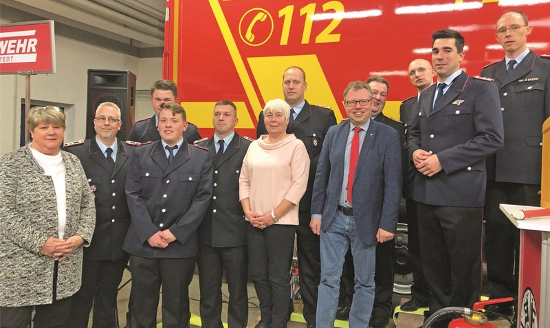 Anerkennung für großen Einsatz: Vertreter aus Politik und Verwaltung gratulierten den Würdenträgern der Feuerwehr. Foto: Berner