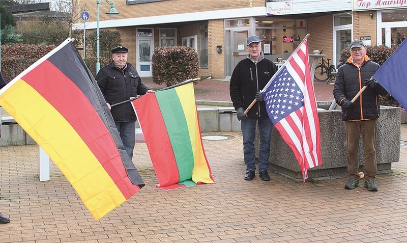 Flagge zeigen für das westliche Bündnis: An der Demonstration beteiligten sich (von links) Günter Hibbing, Alfred Michaelis, Wilfried Langenhop und Dieter Gerlach. Foto: Meyland