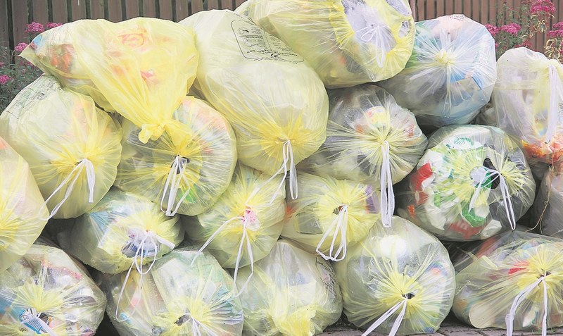 Ein gewohntes Bild: Seit Anfang der 1990er Jahre liegen Verpackungsmaterialien gesammelt in den Gelben Säcken zur Abholung an den Straßen. Foto: Meyland