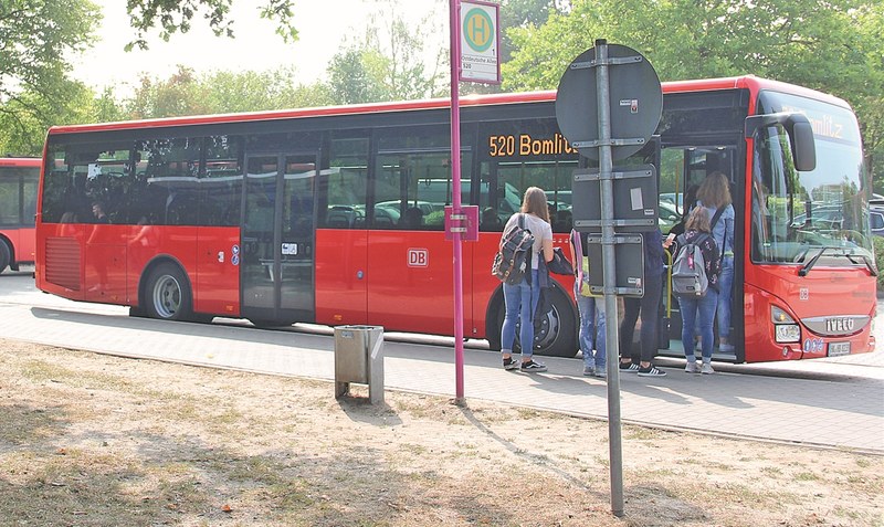 Die Regelung hat auch einen ökologischen Aspekt: Ältere Schüler können bald für 15 Euro pro Monat mit Bussen und Bahn zur Schule fahren. Vielleicht lässt der eine oder andere dafür das Auto zu Hause stehen. Foto: Meyland