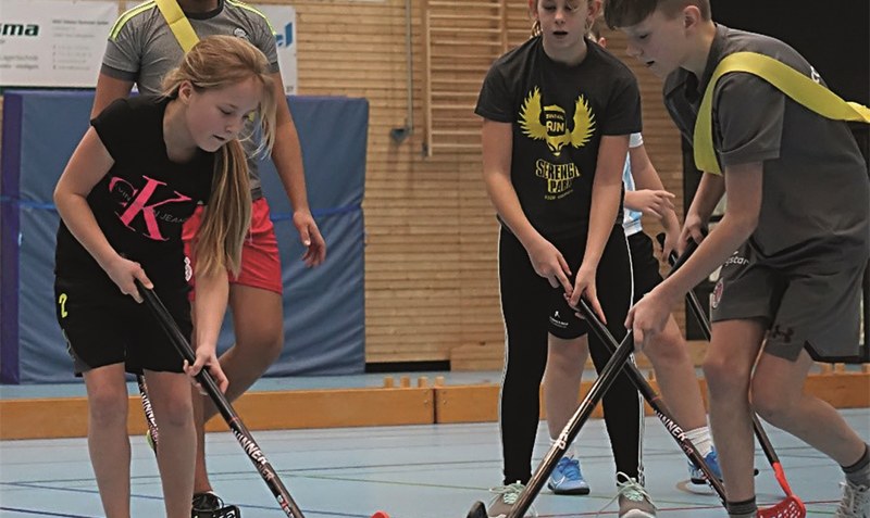 Den Auftakt zur beliebten Sportwoche an der Lieth-Schule in Bad Fallingbostel machte das Hockey-Turnier, bei dem die Klasse 6c die ersten beiden Plätze belegte. Foto: Lieth-Schule