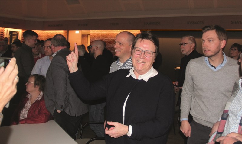 Groß war die Freude von Helma Spöring, als schon relativ schnell klar war, dass sie nicht nur im Amt bestätigt, sondern auch mit einem deutlichen Ergebnis wiedergewählt wurde.Fotos: Rolf Hillmann