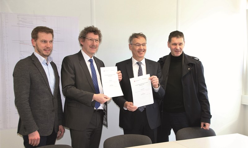 Finanzierungsvereinbarung unterzeichnet: Staatssekretär Frank Doods und Landrat Manfred Ostermann präsentieren die Unterschriften, auch der SPD-Abgeordnete Sebastian Zinke (links) und Karl-Ludwig von Danwitz (CDU) waren dabei. Foto: Hennig
