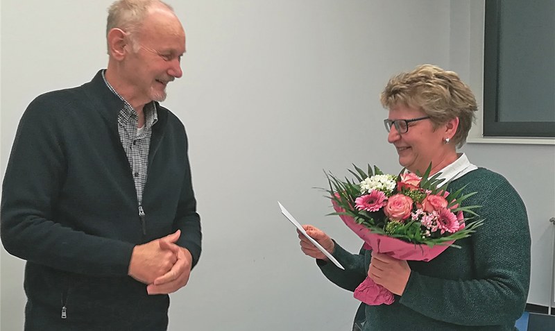 Heinrich Bartling dankte Silke Stelter (v.l.) für ihr Engagement als Kassenwartin - beide scheiden auf eigenen Wunsch aus dem Vorstand der TTSG Leinetal aus. Foto: Monika Pralle
