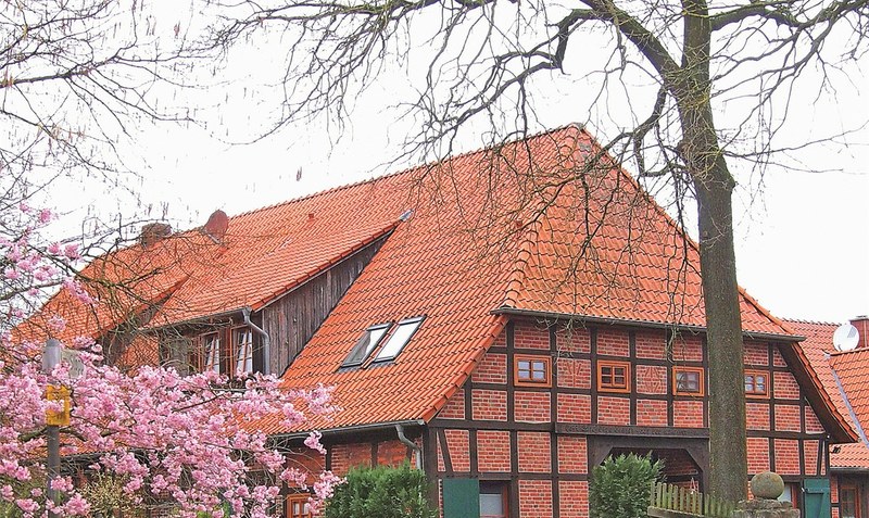 Der Frühling hält Einzug: Blick auf einen ehemaligen Hof, heute Wohnhaus, in Büchten. Fotos: Matthias Kabel