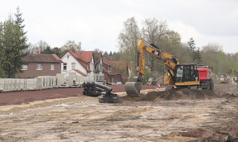 Die Bauarbeiten an der Park-and-Ride-Anlage gehen gut voran. Die Bauarbeiter haben mit der Herrichtung von insgesamt 350 Stellplätzen am Walsroder Bahnhof begonnen. Foto: Rolf Hillmann