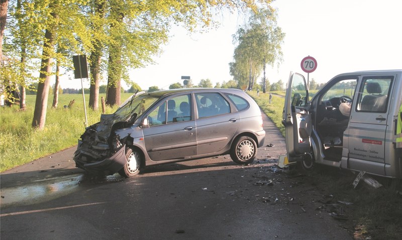 Totalschaden: Beide Wagen sind nach dem Unfall zerstört.Foto: Hillmann