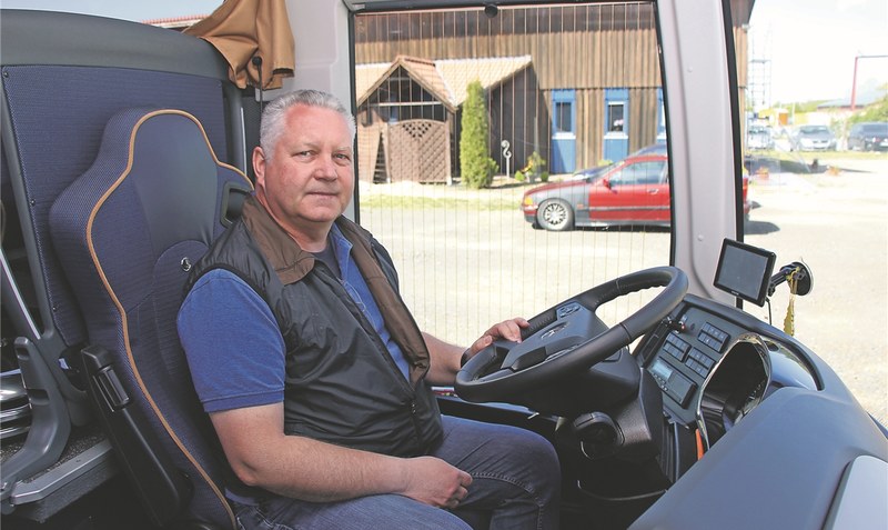 Alle Motoren aus: Busunternehmer Friedhelm Bernholz sitzt “Probe” in seinem Mercedes Benz mit 49 Sitz- und zwei Reiseleiterplätzen. Foto: Eickholt