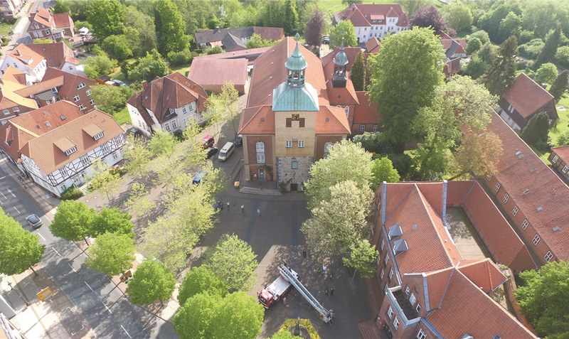Ein beeindruckendes Bild: Eine Drohne fing die Szenen vor der Walsroder Stadtkirche am vergangenen Sonntag ein.Fotos: Kim-Marek Albrecht / Hachmeister