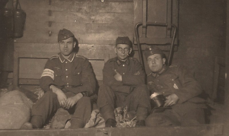 August Wittenberg (rechts) mit Kameraden als Soldat im südpolnischen Zator, 1943/44. Er sollte das Kriegsende nicht mehr erleben. Fotos: Ortsarchiv Dorfmark