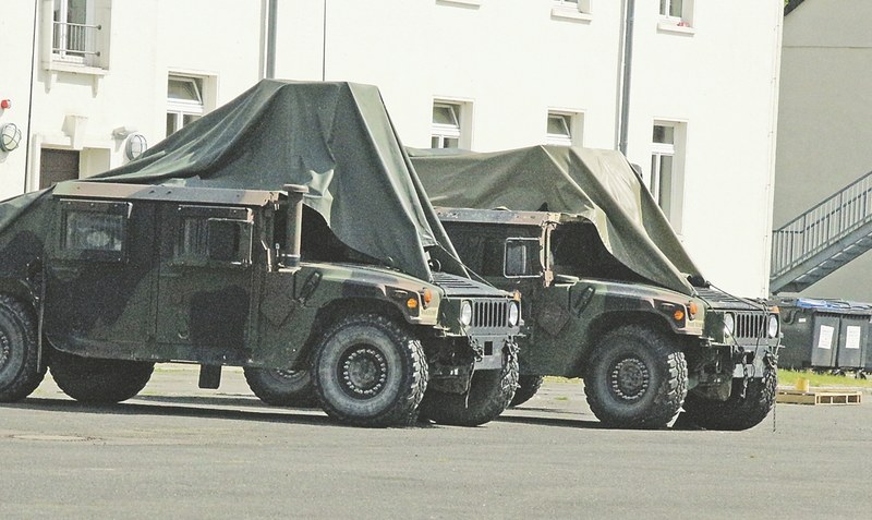 Parkposition: Vereinzelt sind im Camp Fallingbostel Ost amerikanische Militärfahrzeuge zu sehen. Foto: Eickholt