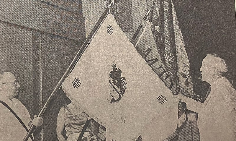 Der Landes-Oberturnwart Werner Kajumke (r.) weihte 1992 die neue Fahne des Turnkreises Soltau-Fallingbostel. Archivfoto: WZ