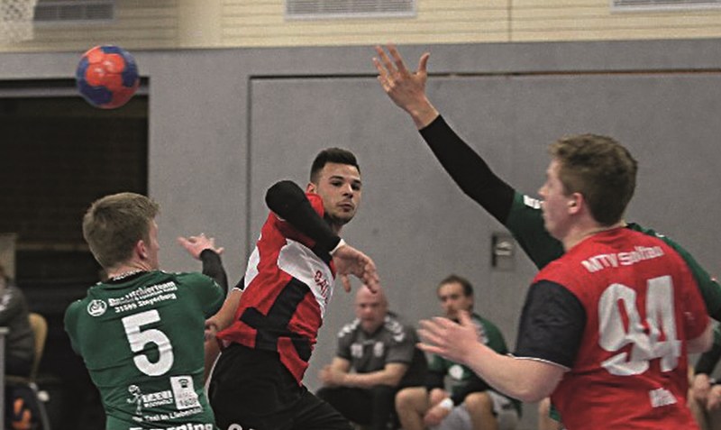 Dino Ramcilovic (Zweiter v.l.) ging bisher für den MTV in der Landesliga auf Torejagd. In der kommenden Handball-Saison spielt der 20-Jährige für die HSG Heidmark. Archivfoto: Kottke